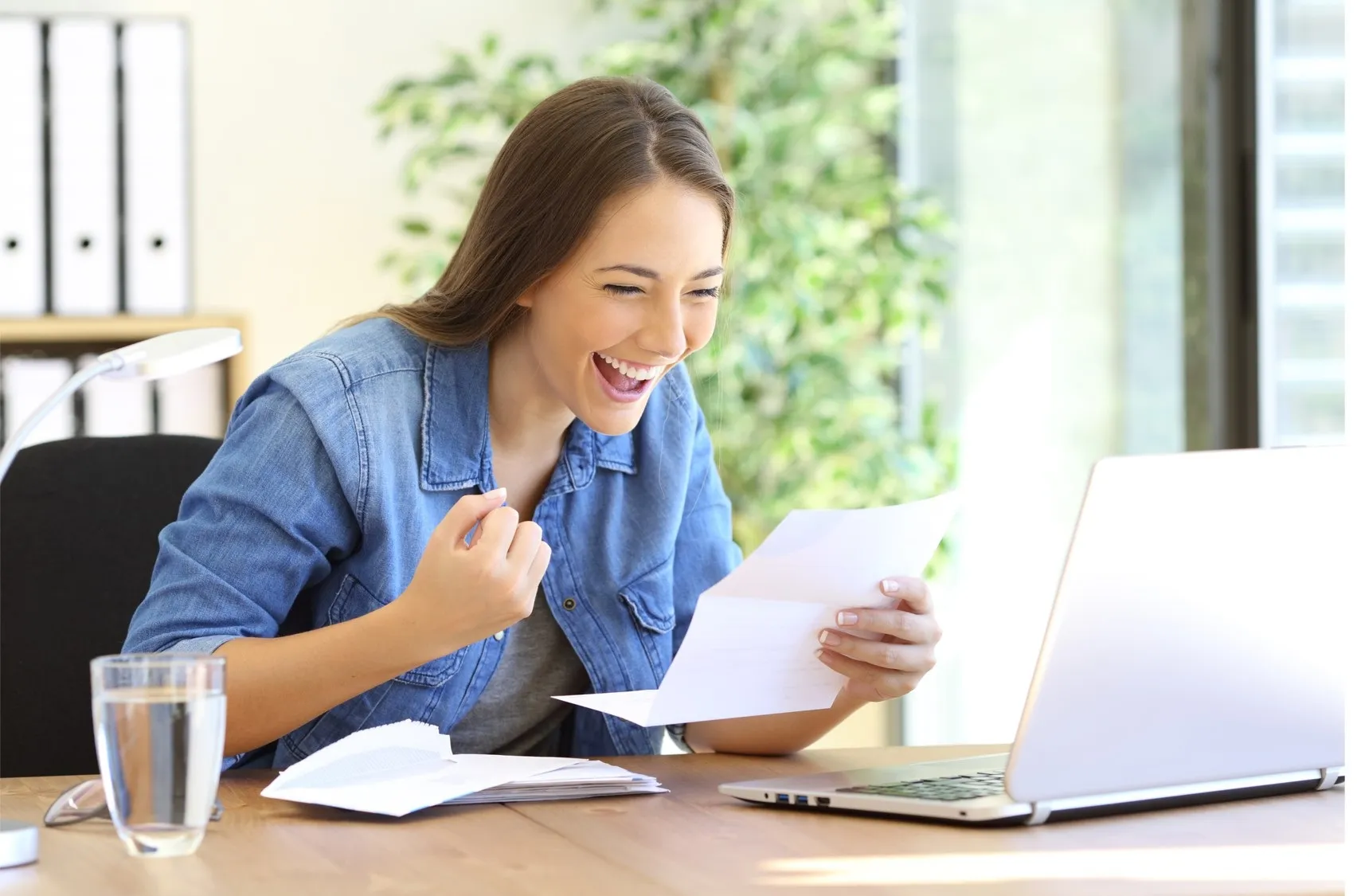 Eine Mitarbeiterin freut sich über eine hohe und zeitnahe Prämienabrechnung.
