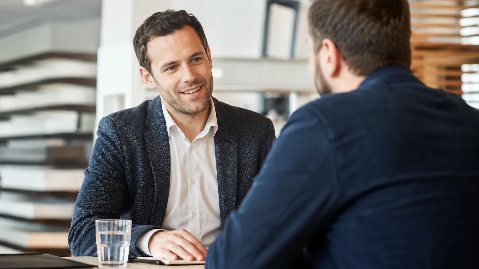 Außendienstmitarbeiter im Kundengespräch